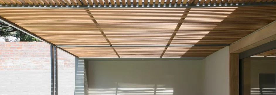 Eine Terrassenüberdachung aus Holz